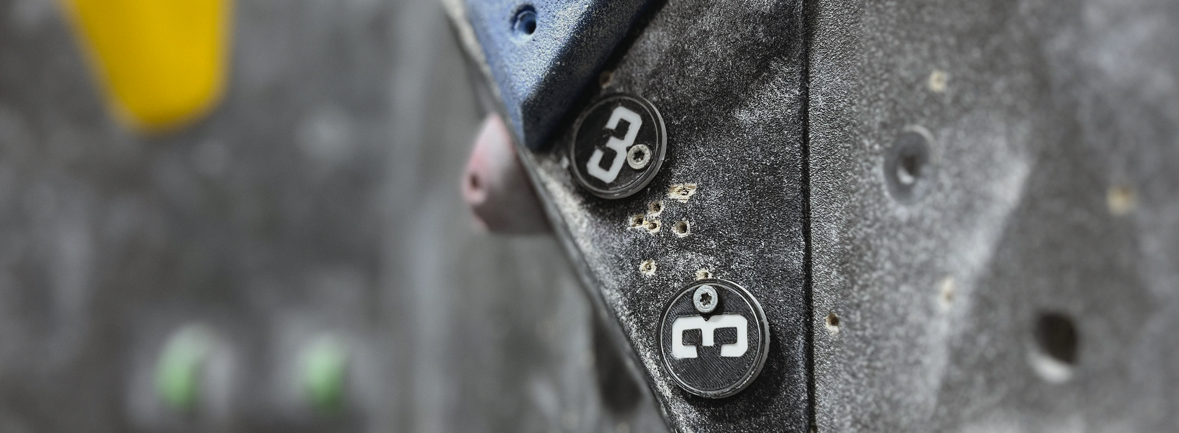 Bouldergriffe voller Chalk, versehen mit der Nummer 3